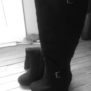 Black wedge boots